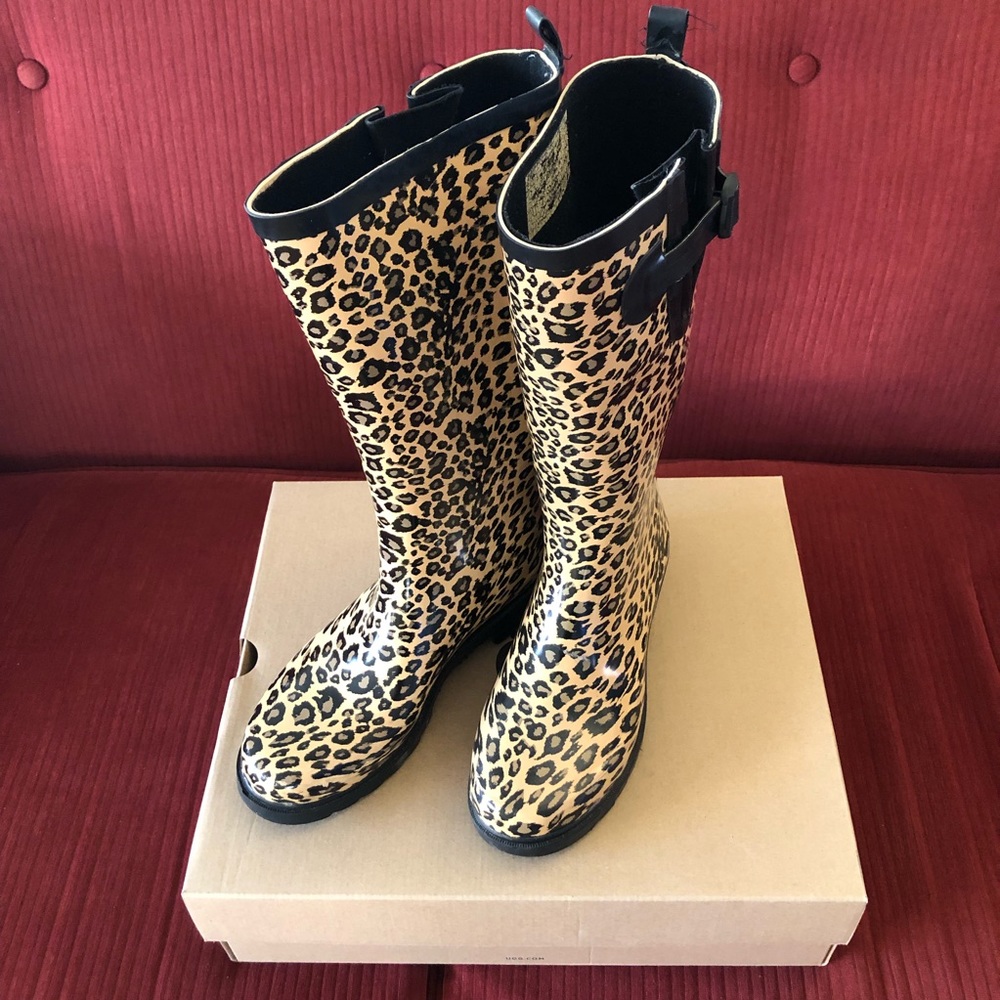 ❌SOLD❌ Intrigue rain boots size 8